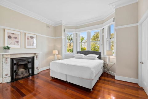 Huge Harbour View Apartment In Historic Home - Accommodation Perth 2