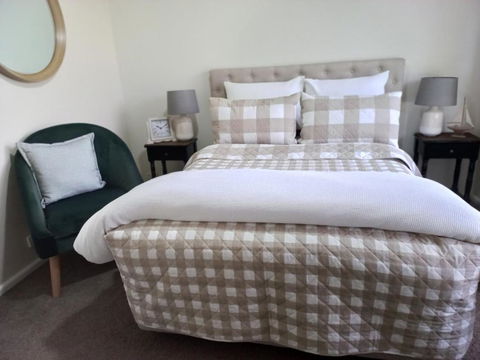 Hunter Cottage Euroa - SHORT TERM RENTAL - Perth Resorts 3