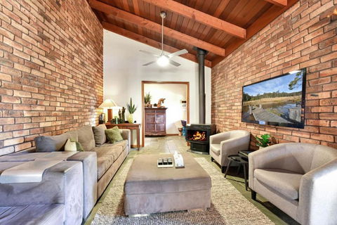 Hunter Valley Kangaroo Retreat With 60 Kangaroos - Accommodation Perth 2
