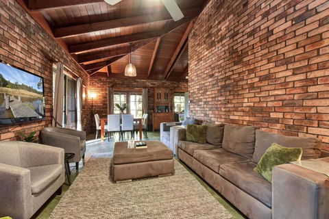 Hunter Valley Kangaroo Retreat With 60 Kangaroos - Accommodation Perth 3