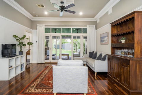 Incredible 3-Bed Renovated Home With Huge Garden - Perth Resorts 0