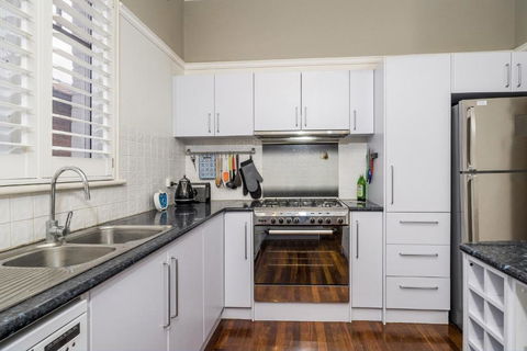 Incredible 3-Bed Renovated Home With Huge Garden - Perth Resorts 2