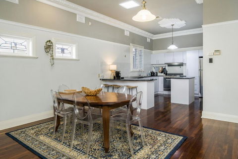 Incredible 3-Bed Renovated Home With Huge Garden - Perth Resorts 3