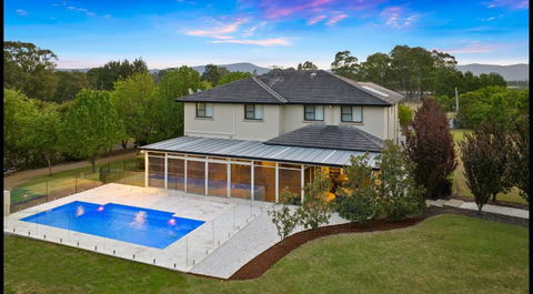 HOT HOT Spoil Someone Special At This Luxe Hunter Valley Estate - Stunning Luxury In Super Central Location - Perth Resorts 2