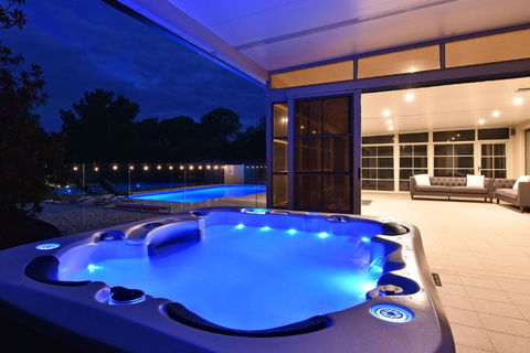 HOT HOT Spoil Someone Special At This Luxe Hunter Valley Estate - Stunning Luxury In Super Central Location - Perth Resorts 3