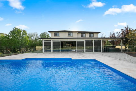 HOT HOT Spoil Someone Special At This Luxe Hunter Valley Estate - Stunning Luxury In Super Central Location - Perth Resorts 0