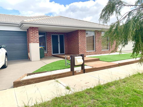 AHA Family Holiday House With Huge Backyard - Perth Resorts 2