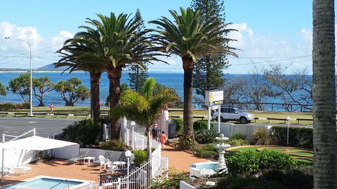 Alex Headland Beachfront - Accommodation Perth 0