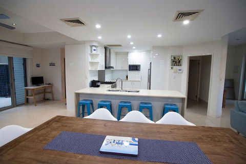 Alexandra Headland Luxury Townhouse - Accommodation Perth 3