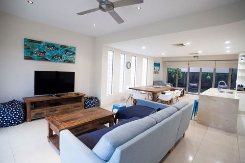 Alexandra Headland Luxury Townhouse - Accommodation Perth 1
