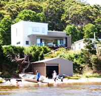 Amazing Ansons Bay Absolute Waterfront Beach House - Accommodation Perth