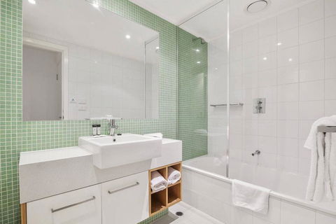 APOLLO BLUE 6 - Modern Waterfront Apartment - Perth Resorts 1