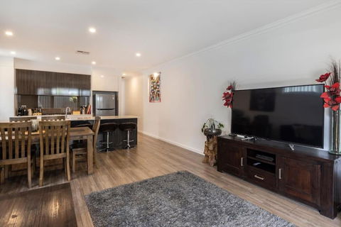 Luxury Home In Christies Beach With King Bed, NBN, Netflix, 3Bed 2Bath - Accommodation Perth 1
