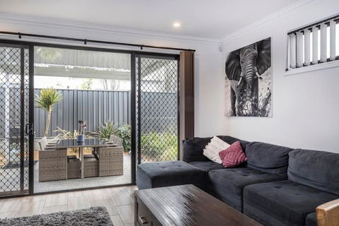 Luxury Home In Christies Beach With King Bed, NBN, Netflix, 3Bed 2Bath - Accommodation Perth 2