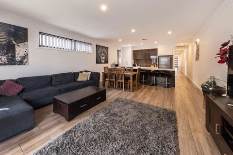 Luxury Home In Christies Beach With King Bed, NBN, Netflix, 3Bed 2Bath - Accommodation Perth 3