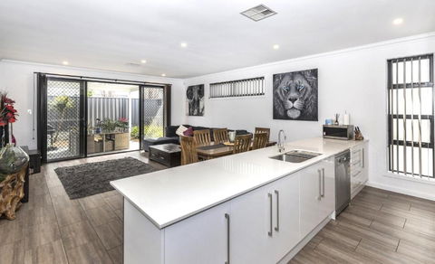 Luxury Home In Christies Beach With King Bed, NBN, Netflix, 3Bed 2Bath - Accommodation Perth 0