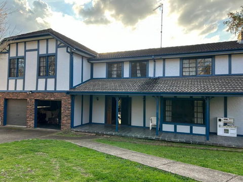 Luxury House 5 Bedrooms - Accommodation Perth 0