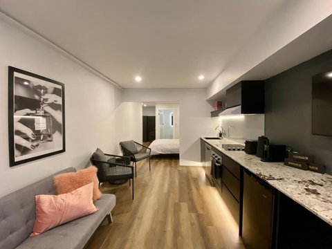 Luxury Inner-west Flat W/ Breakfast And Coffee Included! - Accommodation Perth 0