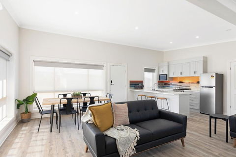 Luxury Apartments And Motel Rooms - Free Wifi - Close To Beach - Accommodation Perth 0