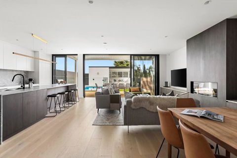 Luxury NEW 5BDRM Oasis With Heated Pool - Perth Resorts 1