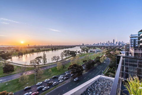 Magnificent Retreat Facing Albert Park Lake & CBD - Accommodation Perth 1
