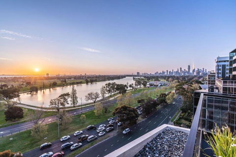 Magnificent Retreat Facing Albert Park Lake & CBD - Accommodation Perth 0