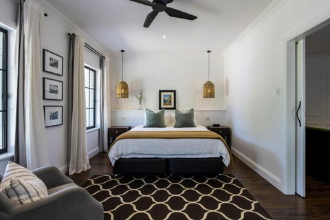 MAIN STREET RETREAT - King BRs, Comp Minibar, Breakfast Prov, Fireplaces - Accommodation Perth 1