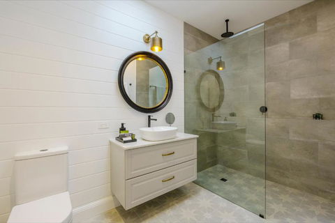 MAIN STREET RETREAT - King BRs, Comp Minibar, Breakfast Prov, Fireplaces - Accommodation Perth 2