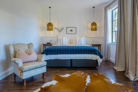 MAIN STREET RETREAT - King BRs, Comp Minibar, Breakfast Prov, Fireplaces - Accommodation Perth 0