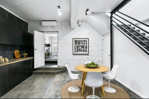 MANHATTAN STYLE 3 STORY LUXURY IN ST PETERS - Accommodation Perth 1