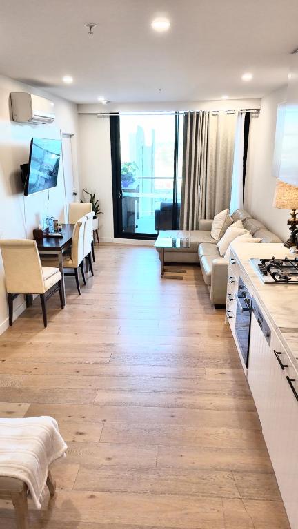 M-city Shopping Center Apartment - Executive Twin King Ensuites - Fully Equipped - Free Parking, Fast Wifi, Smart TV, Netflix, Complementary Drinks & Amenities - Clayton 3168 - Accommodation Perth 3