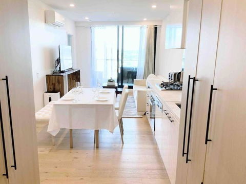 M-city Shopping Center Apartment - Executive Twin King Ensuites - Fully Equipped - Free Parking, Fast Wifi, Smart TV, Netflix, Complementary Drinks & Amenities - Clayton 3168 - Accommodation Perth 0