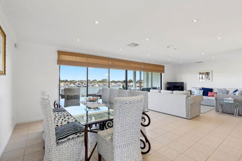 Marina Views Family And Small Dog Friendly - Accommodation Perth 3