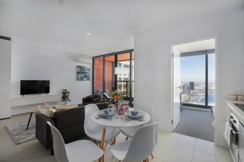 Marvellous 2-Bed High-Rise: Amazing Views, Free Parking - Accommodation Perth 2