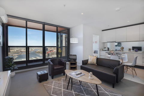 Marvellous 2-Bed High-Rise: Amazing Views, Free Parking - Accommodation Perth 0