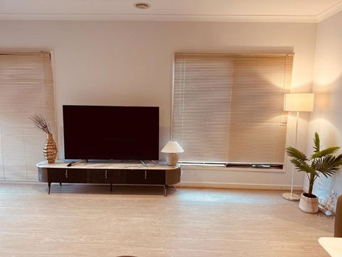 MEL-Point Cook Elegant Four-Bedroom House - Accommodation Perth 1