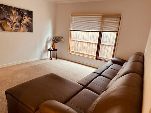 MEL-Point Cook Elegant Four-Bedroom House - Accommodation Perth 2