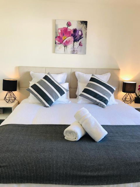 Melbourne Inner City Holiday Home Near CBD & Flemington - Perth Resorts 2
