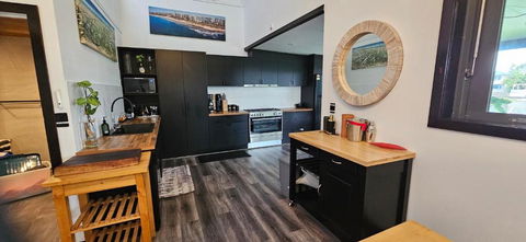 MOOLOOLABA CANAL HOME - Modern 4Bedroom With Spa, Sauna And Private Pontoon - NEW Proprietor 2024 - Accommodation Perth 3