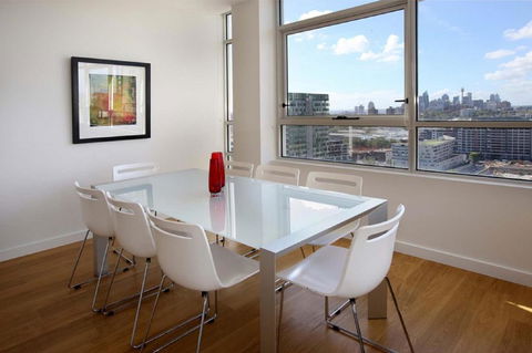 Moore To See - Modern And Spacious 3BR Zetland Apartment With Views Over Moore Park - Accommodation Perth 1