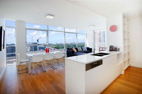 Moore To See - Modern And Spacious 3BR Zetland Apartment With Views Over Moore Park - Accommodation Perth 3
