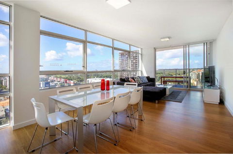 Moore To See - Modern And Spacious 3BR Zetland Apartment With Views Over Moore Park - Accommodation Perth 0