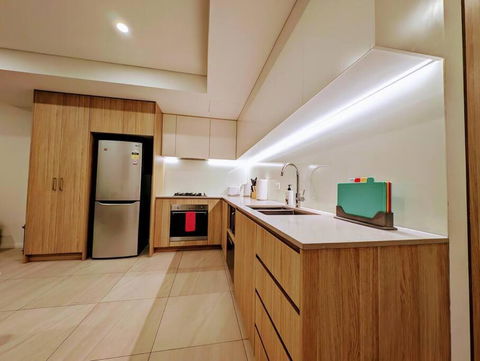 Modern 2 Bedroom Apartment Close To All Amenities! - Accommodation Perth 2