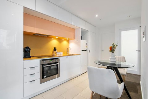Modern 2BR Apt W City Views, Balcony & Wi-Fi - Accommodation Perth 1