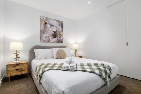 Modern 2BR Apt W City Views, Balcony & Wi-Fi - Accommodation Perth 3
