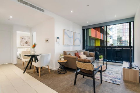 Modern 2BR Apt W City Views, Balcony & Wi-Fi - Accommodation Perth 2
