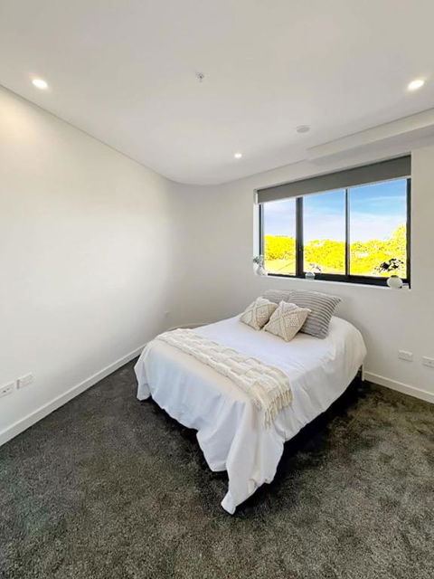 Modern 2BR Suite With Balcony & Parking Near Airport - Accommodation Perth 2
