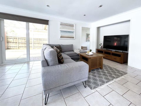 Modern And Elegant House With Swimming Pool - Accommodation Perth 0