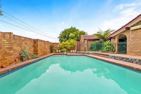 Modern Comfort Retreat 4Bed Cozy Haven W Pool - Perth Resorts 2