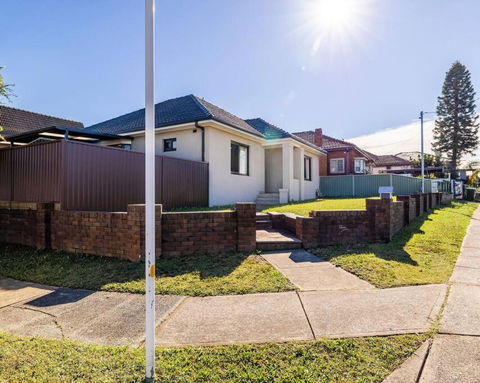 Modern Home In The Heart Of Bankstown - Accommodation Perth 3